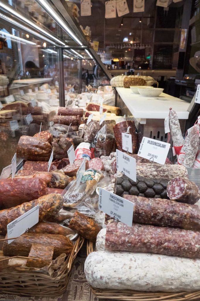 Fleischtheke mit riesiger Auswahl im Urban Deli auf der Food Tour Stockholm