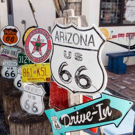 Route 66 Schilder in Seligman, Arizona