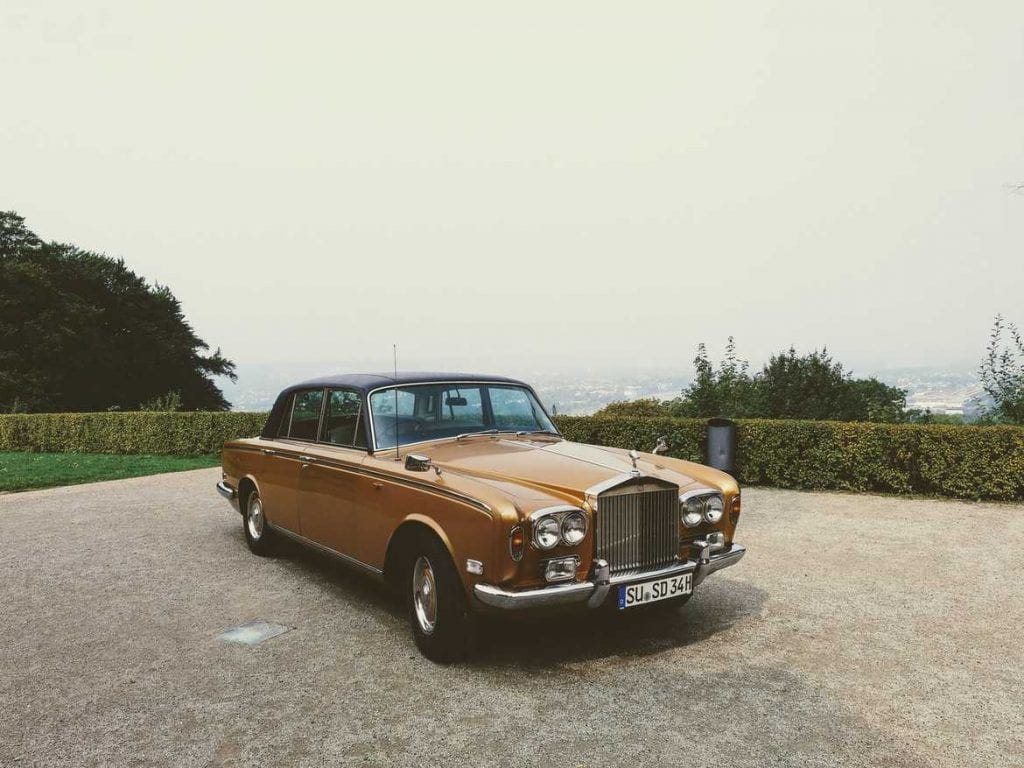 Goldener Rolls Royce auf dem Schloss Drachenburg