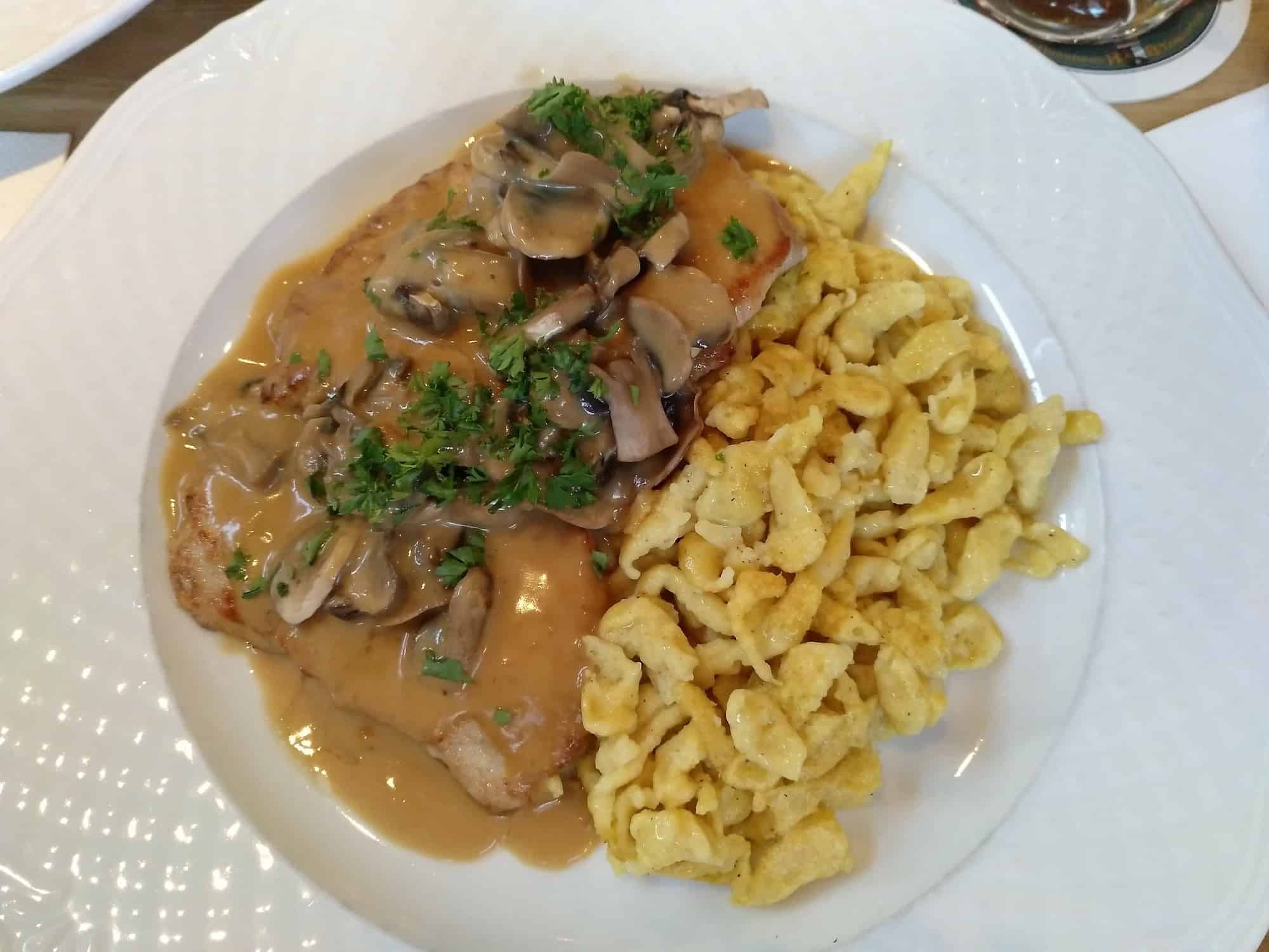 Schnitzel Jägerart mit Spätzle im Gast Stüberl in Reit im Winkl