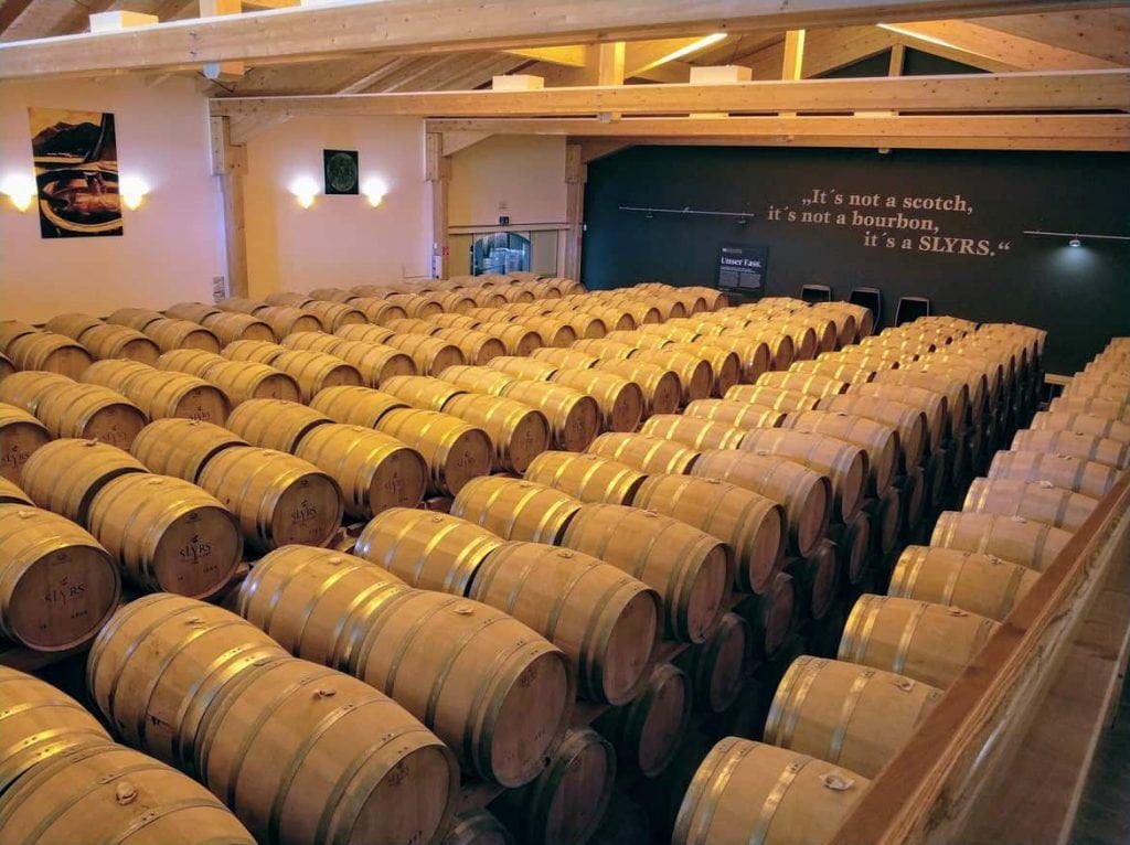 gelagerte Fässer bei SLYRS Whisky am Schliersee in Bayern