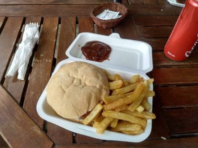 Burger mit Pommes beim Coco Rouge Take Away auf Praslin Seychellen