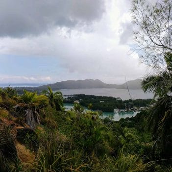 Aussicht bei Regen Fond Ferdinand auf Praslin, Seychellen