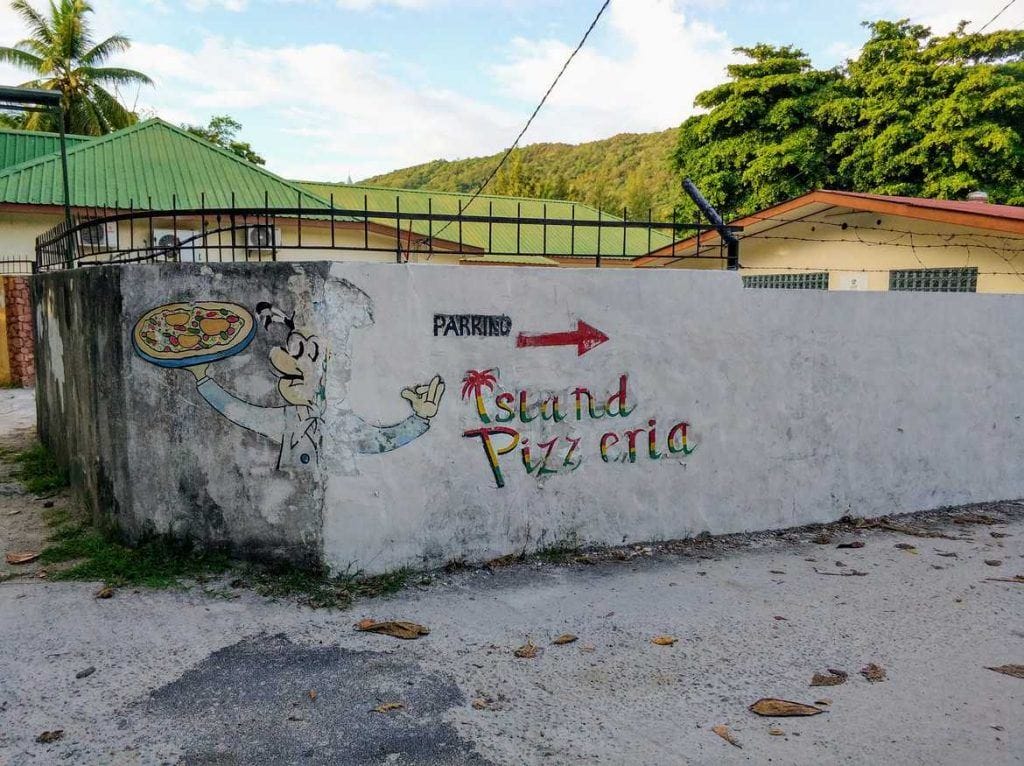 Beschilderung zur Island Pizzeria auf Praslin Seychellen