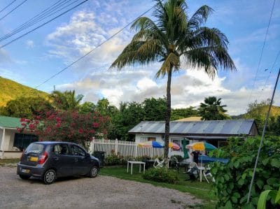 Außenbereich der Island Pizzeria auf Praslin Seychellen