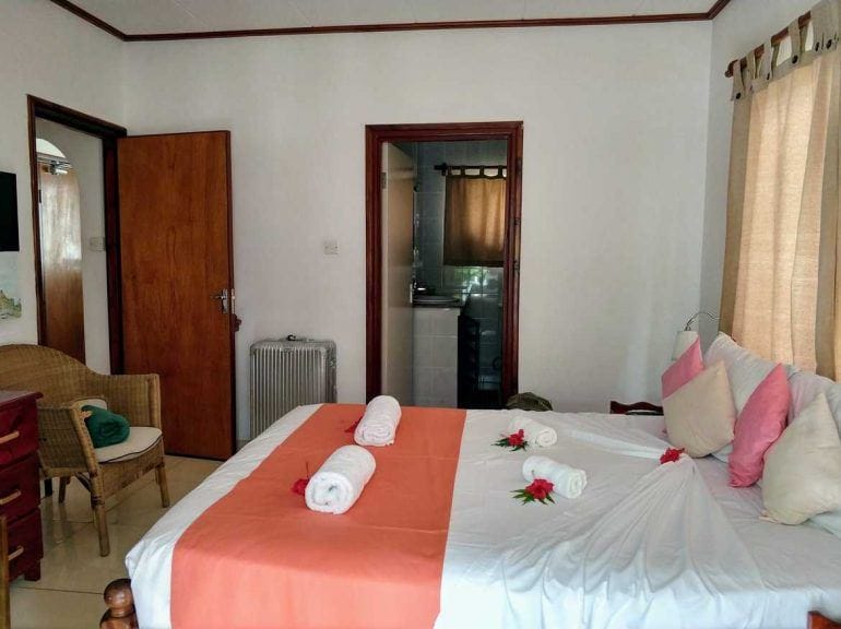 Schlafzimmer der Pension Hibiscus auf La Digue auf den Seychellen
