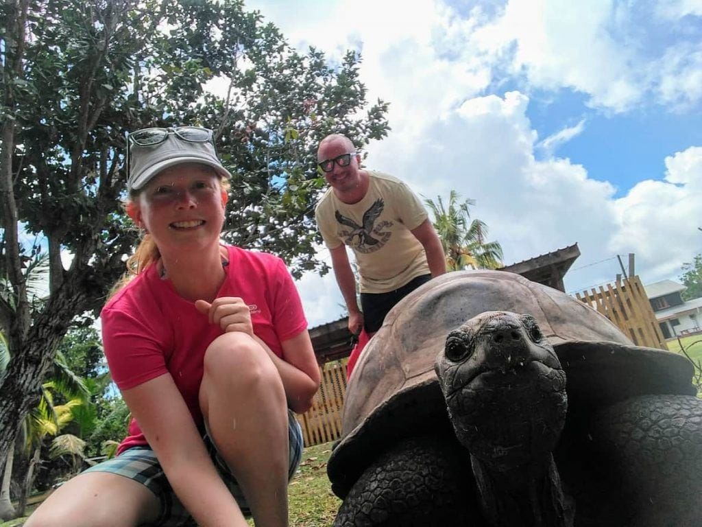 Selfie mit Riesenlandschildkröte auf Curieuse Seychellen