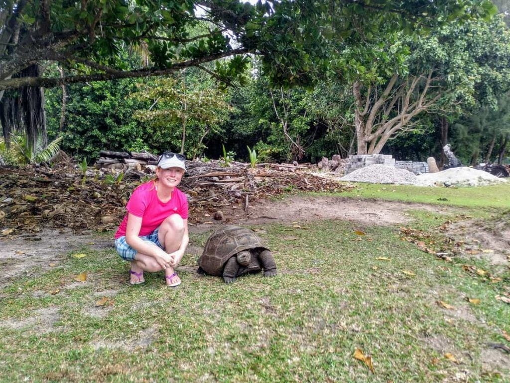 Sandra neben einer jüngeren Riesenlandschildkröte auf Curieuse Seychellen