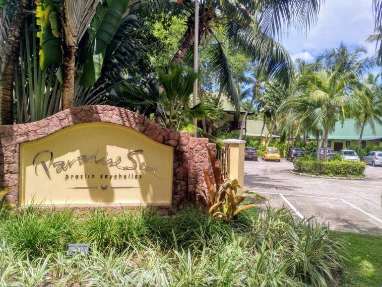 Einfahrt zum Parkplatz Paradise Sun Hotel auf Praslin Seychellen