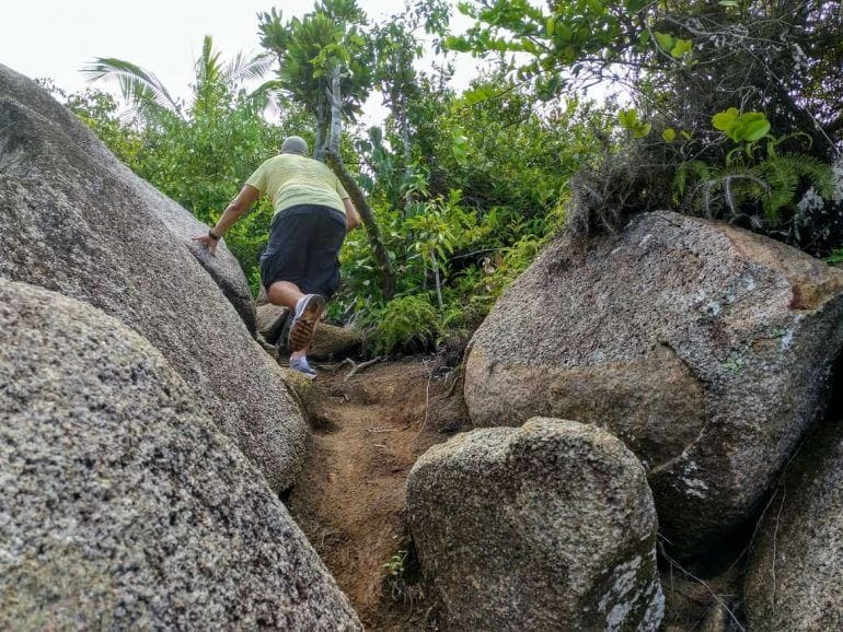 Weg über Granitfelsen zum Nid Daigle Adlernest auf La Digue Seychellen