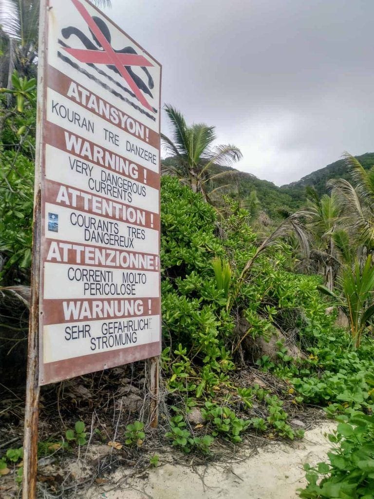 Warnschild an der Petite Anse auf La Digue Seychellen