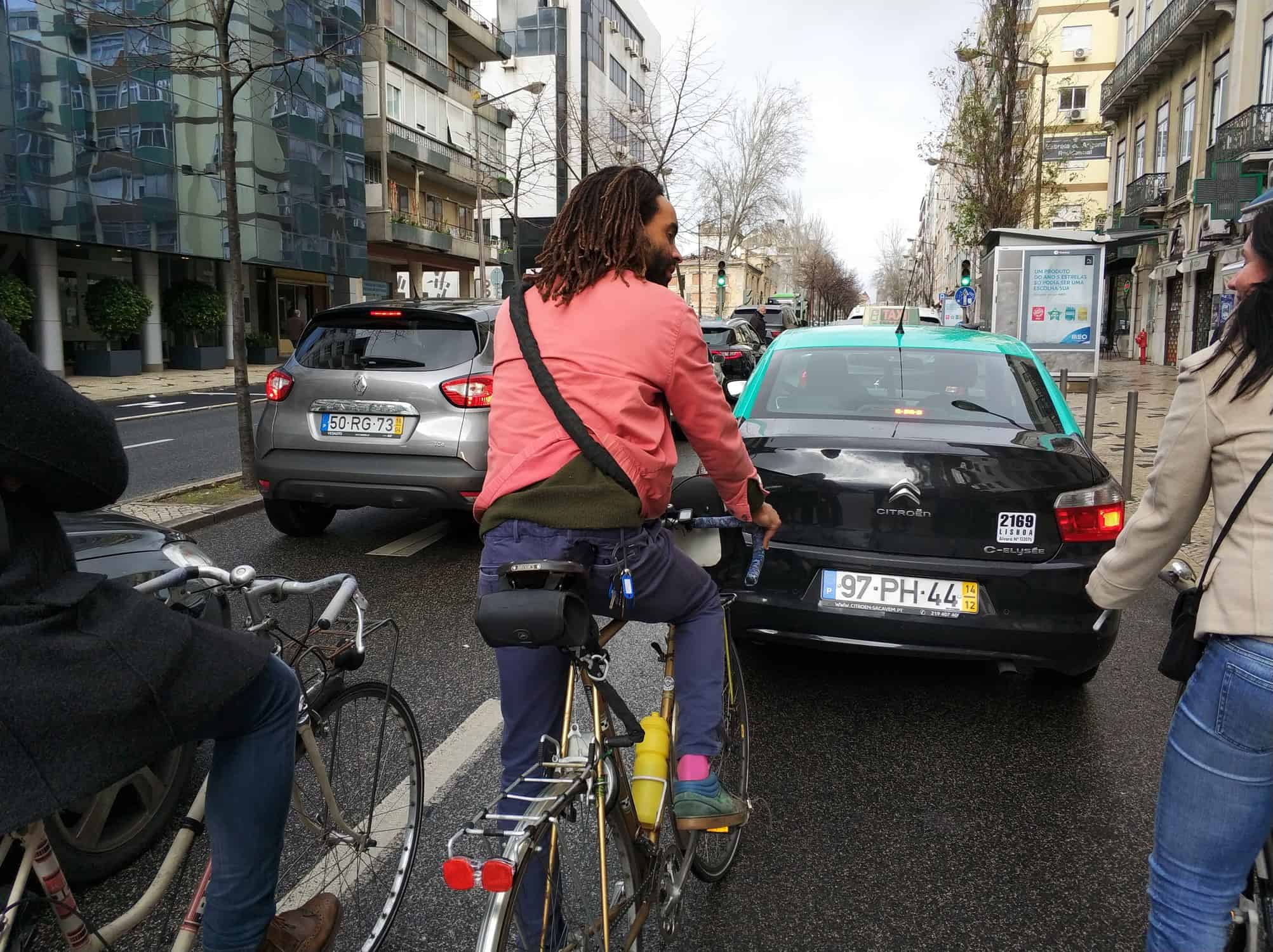 Auf dem Fahrrad unterwegs durch Lissabon Sonnig