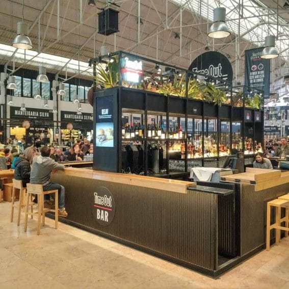 Bar im Time Out Market in Lissabon Portugal