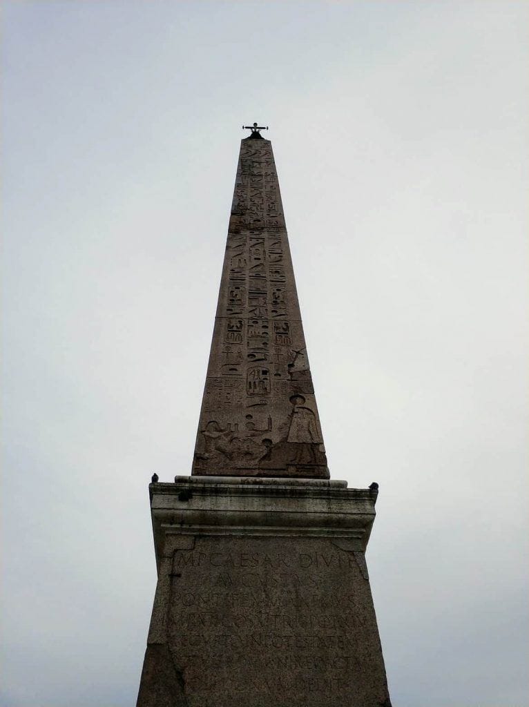 Obelisco Flaminio auf der Piazza del Popolo in Rom Italien