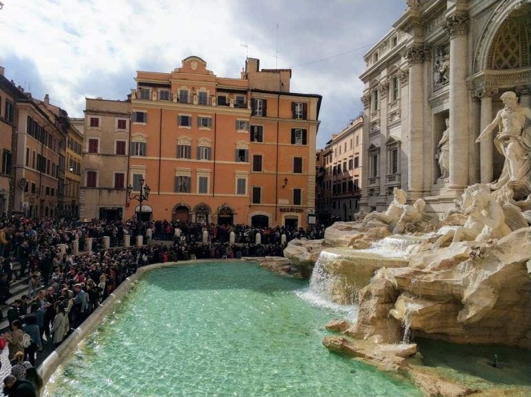 Menschentraube am Trevi Brunnen in Rom Italien