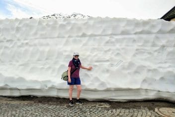 Sandra vor Schneebergen auf dem Gotthardpass