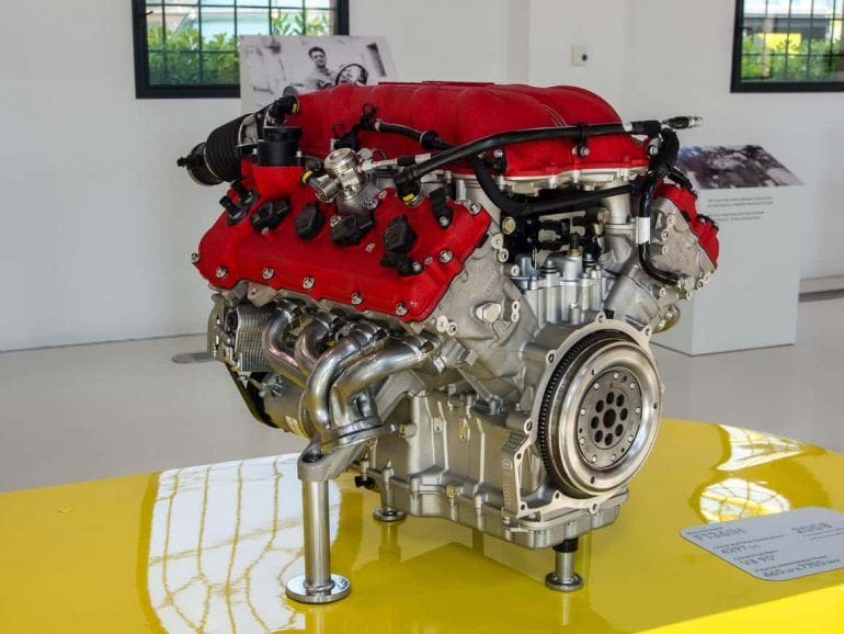 Motor im Enzo Ferrari Museum in Modena Italien