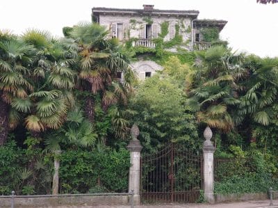 Verlassenes Gebäude am Lago Maggiore in Italien