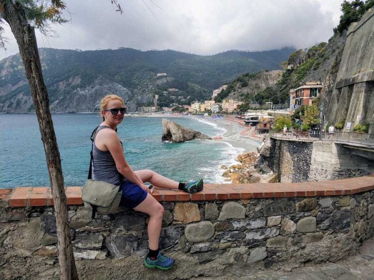 Sandra mit Blick auf Monterossa al Mare in Italien
