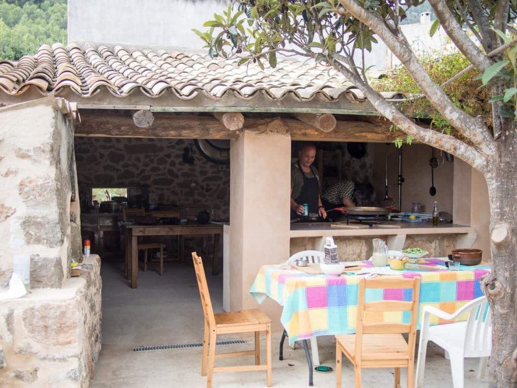 Paella Kurs im Garten auf Mallorca