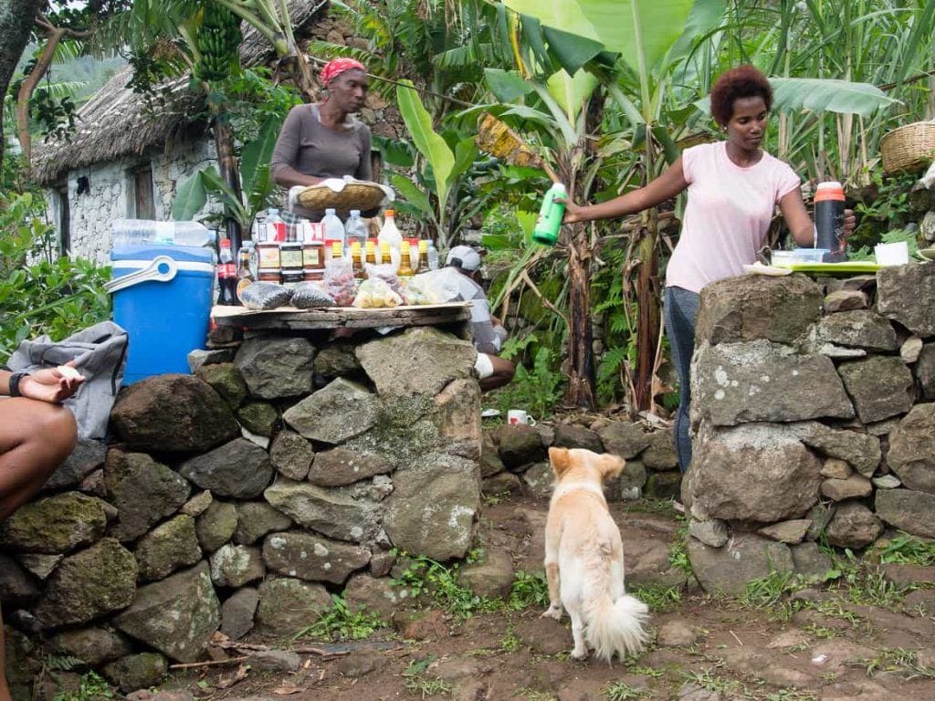Kaffee und Kuchen von Einheimischen im Paul Tal auf Santo Antao Kapverden