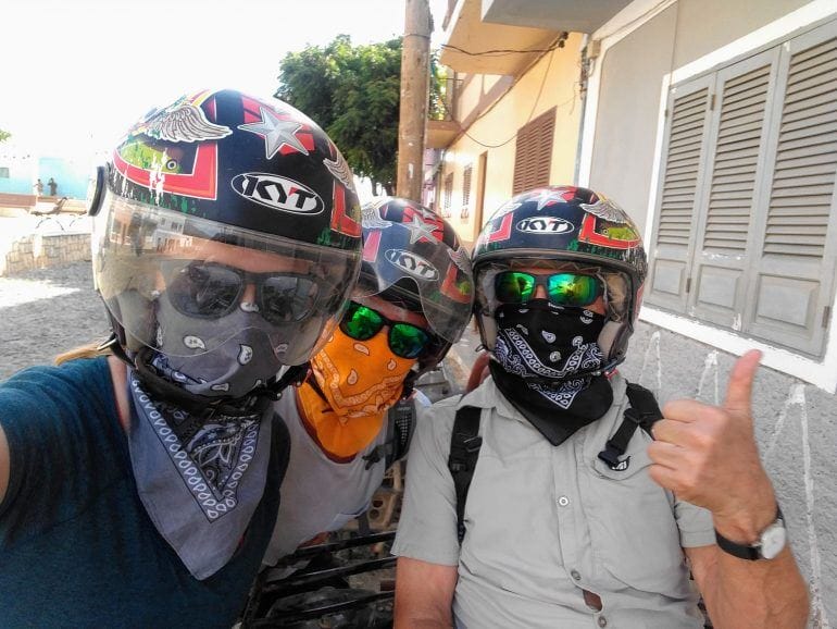 Selfie mit Motorradhelm und Tuch auf Boa Vista Kapverden