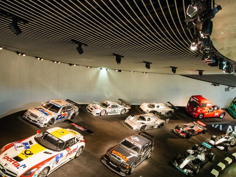 Mehrere Sportwagen im Mercedes-Benz Museum in Stuttgart