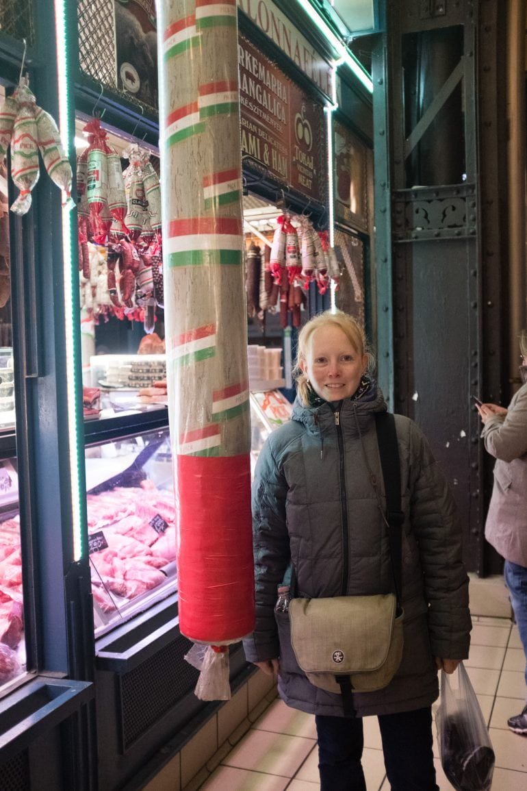 Sandra und eine Riesensalami in Budapest Ungarn