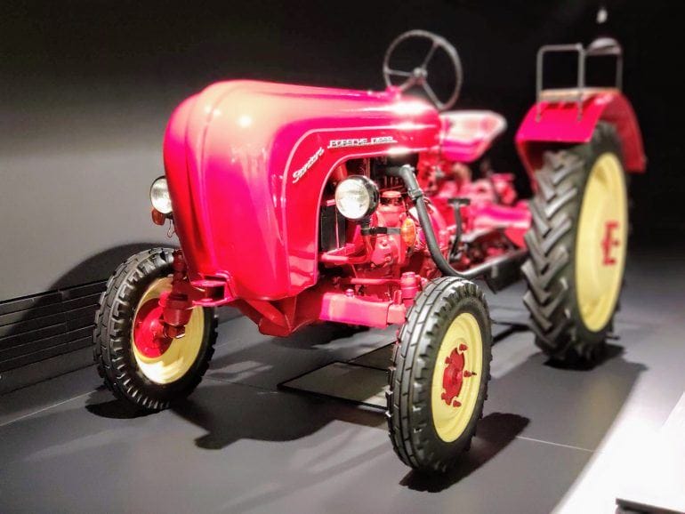 Traktor im Porsche Museum
