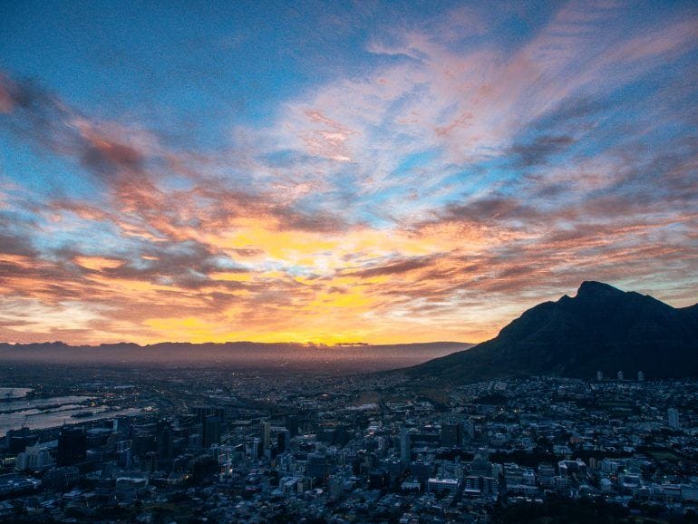 Sonnenaufgang über Kapstadt Südafrika