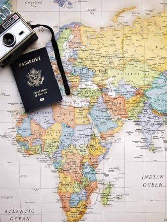Weltkarte, Pass und Kamera